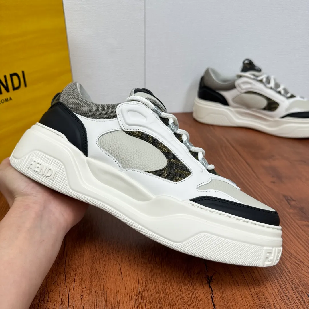 Batch 780 FENDI/FENDI Force men's sports shoes, new thick-soled lightweight lace-up low-top shoes at the counter, made of white full-grain leather and white and brown smooth leather, with padded elements. Brown FF jacquard and yellow technical fabric details. Lightweight, thick white sole with FF graphic details on the toe and heel. Main body of pebbled soft cowhide with Nappa calfskin. Contrasting color multiple composite splicing, extremely modern and youthful, webbing style lace-up hole design, multiple injection molded brand logo plastic modules on the toe, and embroidered FF logo on the side, heavy craftsmanship, full of details, super high quality control and fine workmanship! Full mesh breathable lining, ultra-light TPR foam rubber; molded outsole, lightweight and versatile, non-slip and wear-resistant! Comes with full packaging! Size: 39-40-41-42-43-44 Leather shoe size (can be customized, 38.45 cannot be returned or exchanged) Item number: 7E1728 black gray
